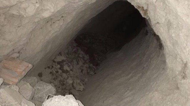 Nusaybin’de evin altındaki tünelde silah ve mühimmat bulundu