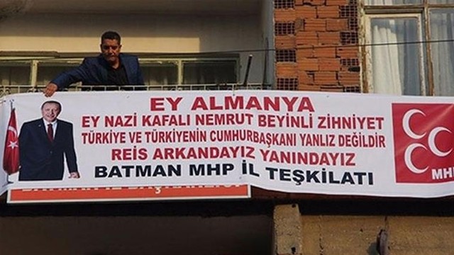 MHP’li başkandan Erdoğan pankartı