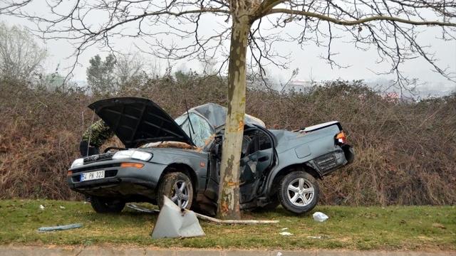 Otomobil ağaca çarptı: 2 ölü