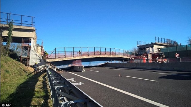 İtalya’da köprü çöktü: Araçtaki bir çift öldü