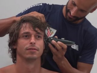 Kanser hastası arkadaşı için kafalarını kazıdılar