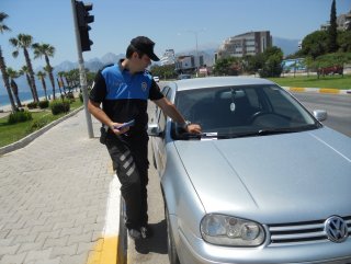 Antalyada polislerden vatandaşlara şaka ceza makbuzu