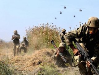 Hakkaride güvenlik korucularına saldırı