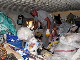 Burdurda bir evden 10 kamyon çöp çıktı