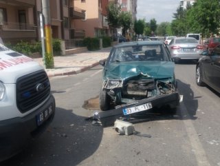 Ehliyetsiz sürücü ambulansa çarptı