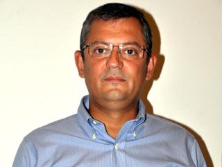 CHPli Özgür Özel depremi konuşurken artçı sarsıntı oldu