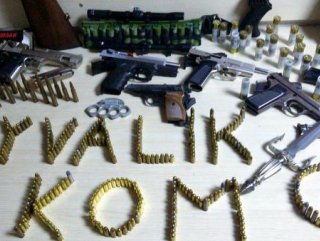 Ayvalık’ta iş yerinden cephanelik çıktı