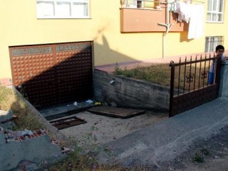Üzerine demir kapı devrilen çocuk öldü