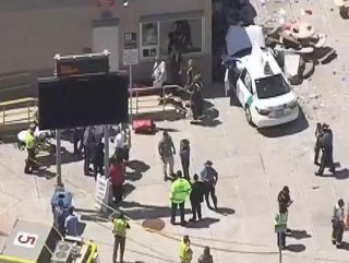 ABDde bir araç yayaların arasına daldı