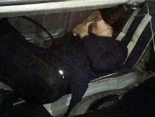 Otomobilin gizli bölmesinden yabancı uyruklu kadın çıktı