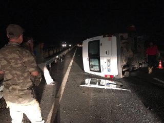 Şanlıurfada minibüs devrildi 18 yaralı