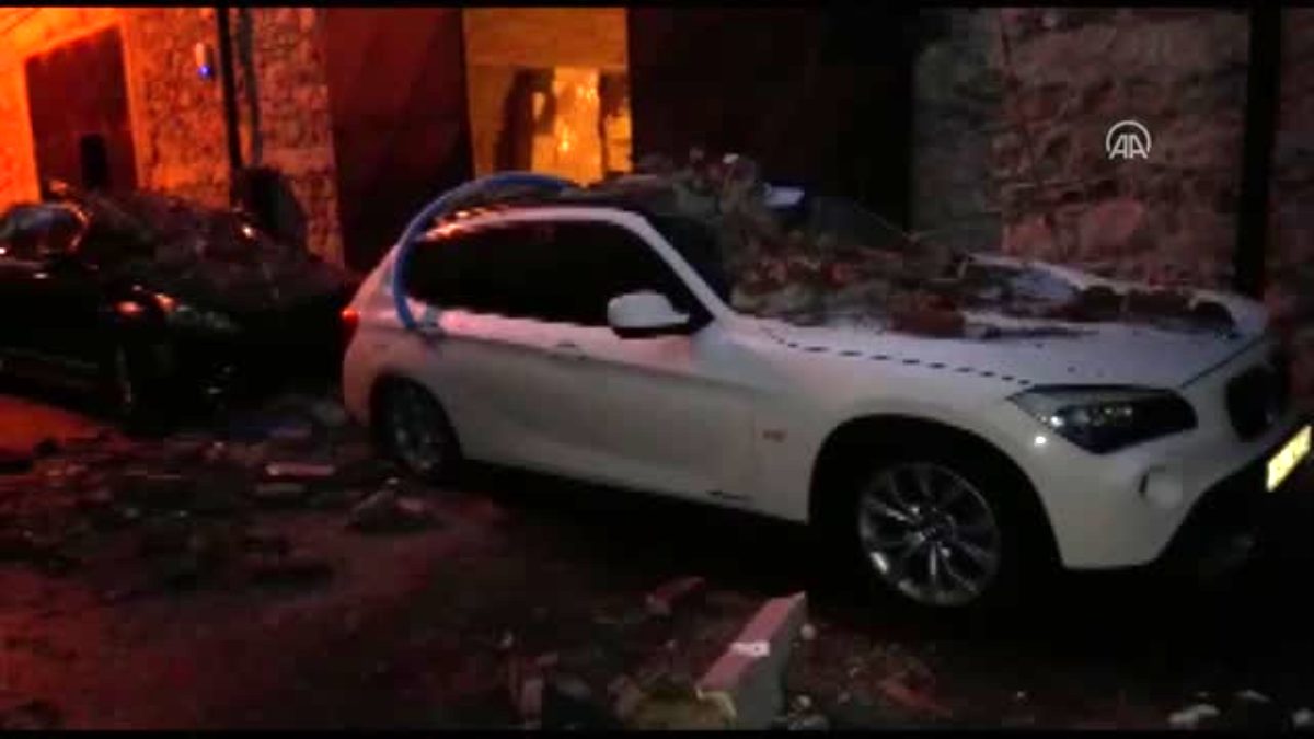 İzmir’de sağanak nedeniyle çöken duvar 5 araçta hasara neden oldu