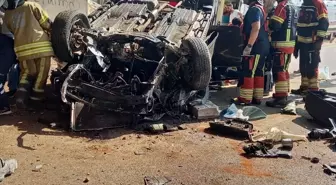 Balıkesir’de Otomobil Bariyerlere Çarptı: 2 Yaralı