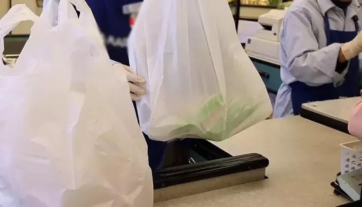 Plastik poşet yerine sadece kağıt ve bez çanta satan marketler yandı