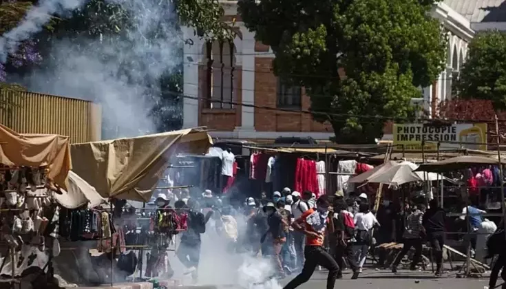 Protestolar Cumhurbaşkanı’nı yedi! Ülkeden apar topar kaçtı