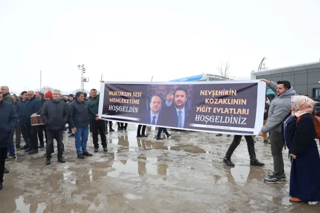 Bakan Gürlek memleketinde davul ve zurnayla karşılandı Bakan Gürlek memleketinde davul ve zurnayla karşılandı