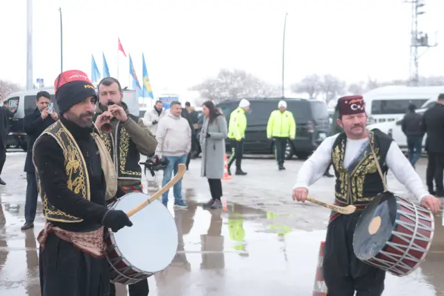 Bakan Gürlek memleketinde davul ve zurnayla karşılandı Bakan Gürlek memleketinde davul ve zurnayla karşılandı