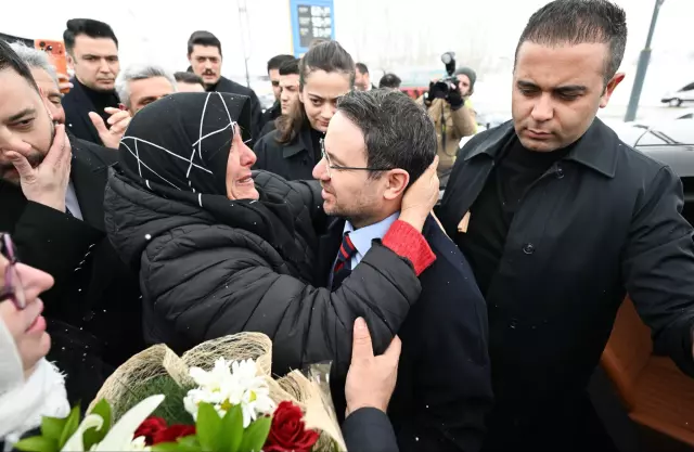 Bakan Gürlek memleketinde davul ve zurnayla karşılandı Bakan Gürlek memleketinde davul ve zurnayla karşılandı