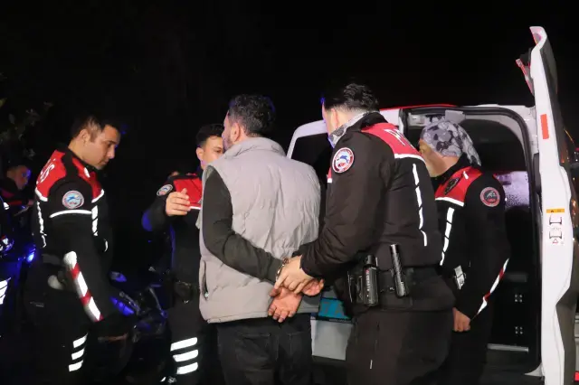 Tartıştığı kız arkadaşı ile annesinin ara&ccedil;larını kundakladı; olay anı kamerada