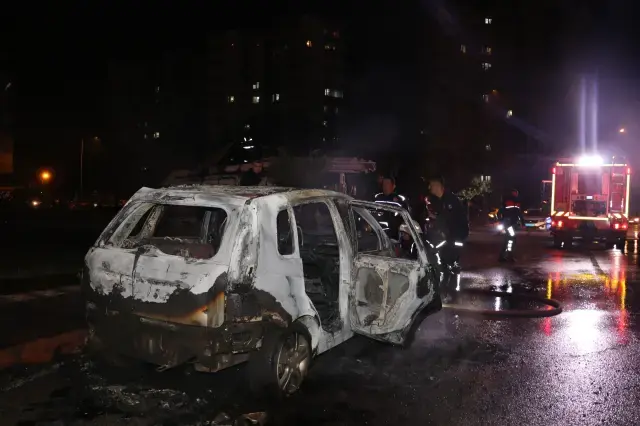 Tartıştığı kız arkadaşı ile annesinin ara&ccedil;larını kundakladı; olay anı kamerada